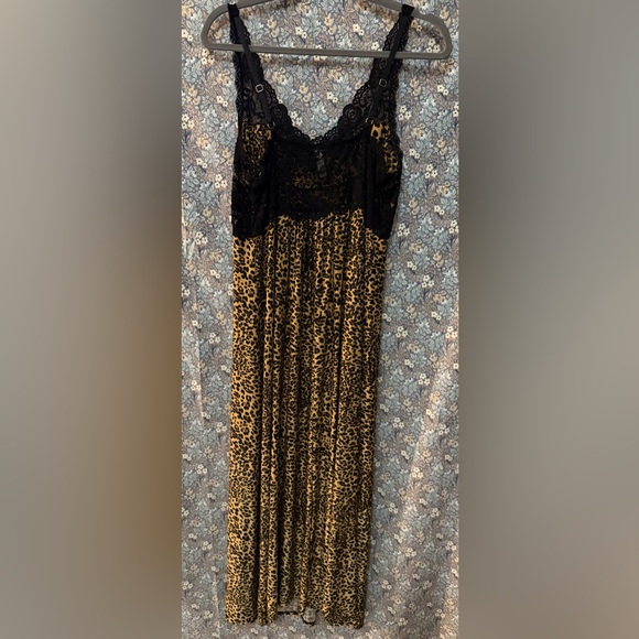 Soma Leopard Print Nightgown and  Robe set with Red and Gold Accents - Picture 3 of 7